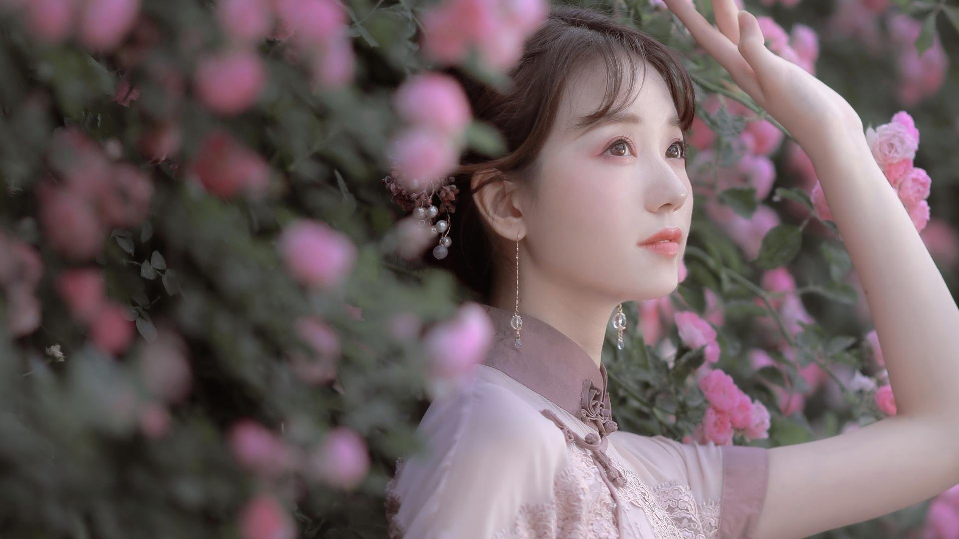 瑞士骑手马丁·福克斯(Martin Fuchs)在巴黎奥运会上与“Leone Jei”马匹共同夺得障碍赛银牌,展现默契配合。